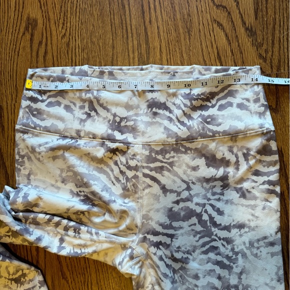 Powerhold Fabletics Leggings White Grey Tiger Pink Straps Women’s Large Workout - Picture 7 of 12